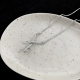 Небольшая дизайнерская длинная толстовка, брендовое ожерелье, свитер, цепочка до ключиц, аксессуар, простой и элегантный дизайн, тренд сезона