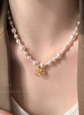 高级感白色珍珠小马吊坠项链女小众独特设计本命年气质锁骨链颈链