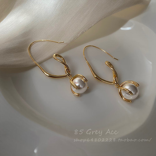 超脱于精致荟萃线条珍珠耳环