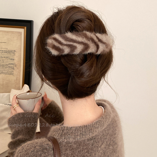 复古豹纹毛绒发夹女秋冬高级感不硌头大号抓夹盘发横夹鸭嘴夹头饰