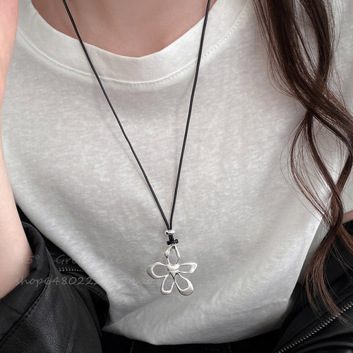 韩国ins博主镂空花朵吊坠项链女高级感黑绳抽拉可调节长款毛衣链