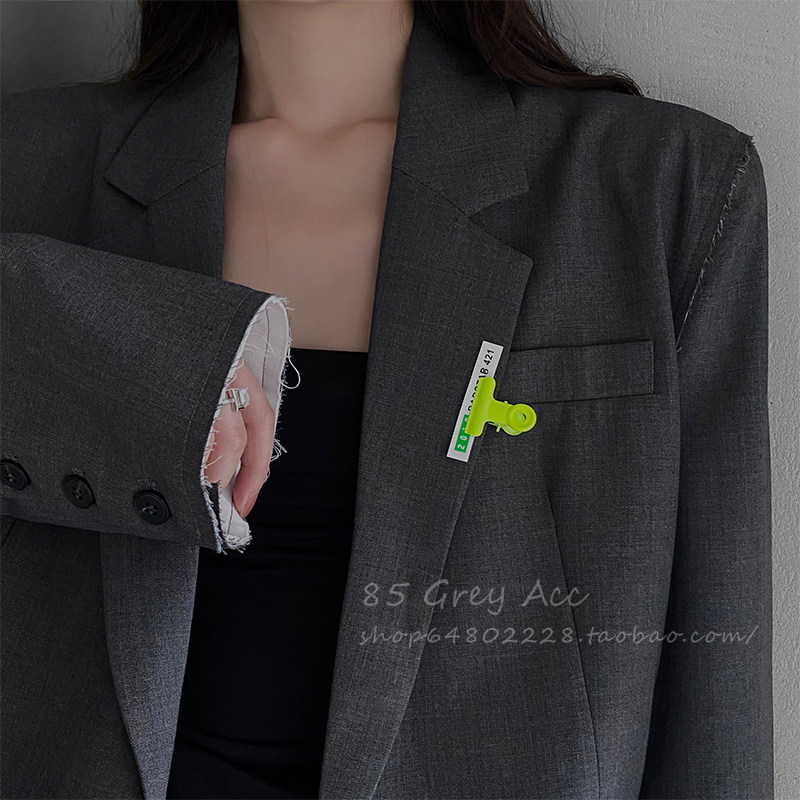 时髦住了！跑男气质荧光夹子胸针女小众设计感西装领口夹胸花配饰