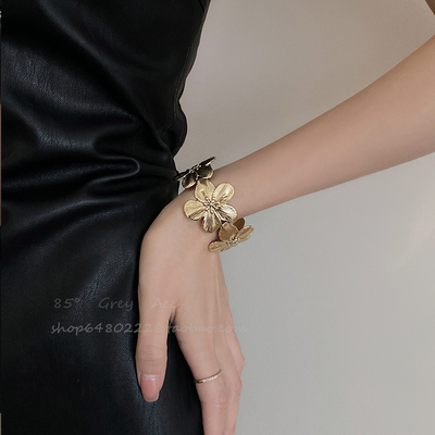 小众设计宽版花朵开口手镯