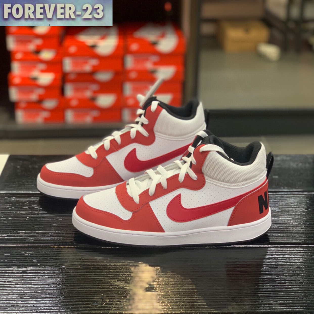 耐克女子白红复古中帮休闲板鞋