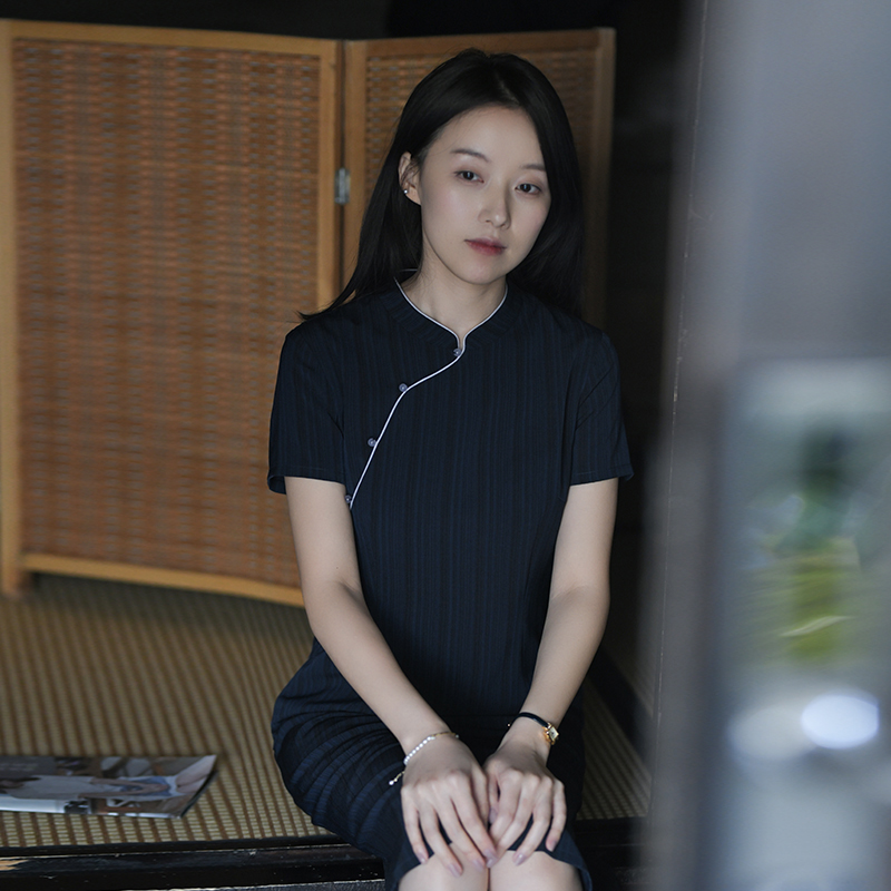 新中式文雅修身改良竖条纹旗袍
