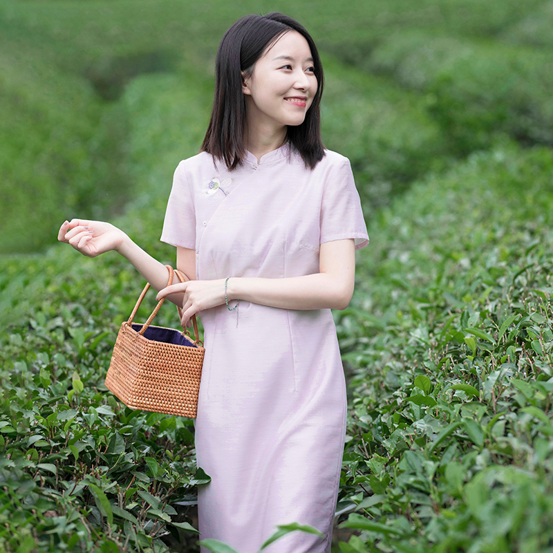 温婉轻中式立领绣花旗袍