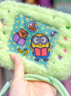 北京环球影城代购正品 小黄人tim熊绿色毛绒挂绳斜挎手机包笔记本