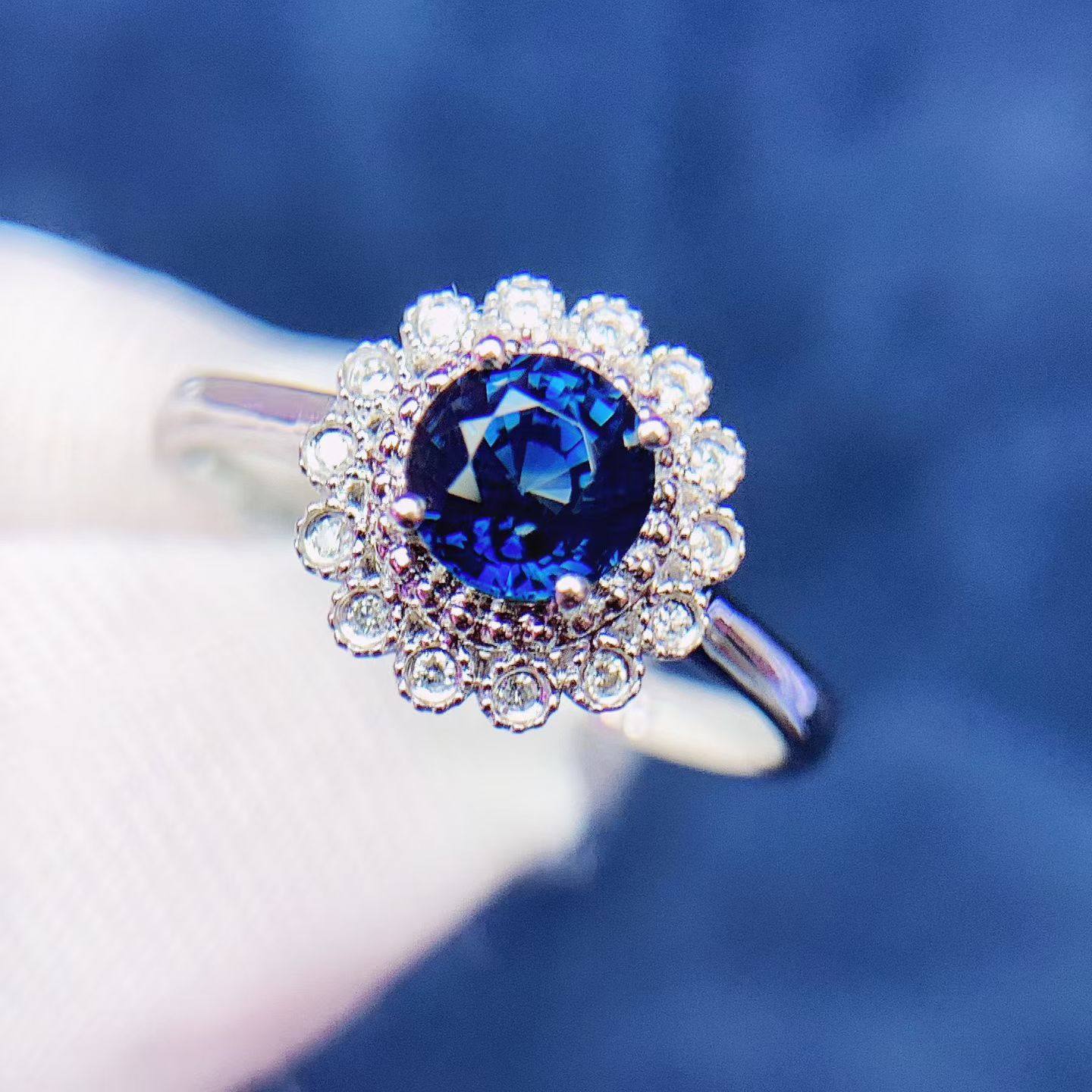 天然无烧皇家蓝蓝宝石18K金戒指晶体干净火彩耀眼主石：1.0ct