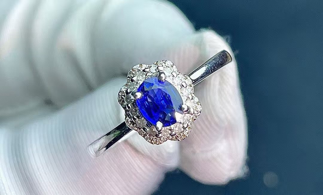 天然蓝宝石戒指18K金镶嵌女款颜色艳丽裸石:0.72ct