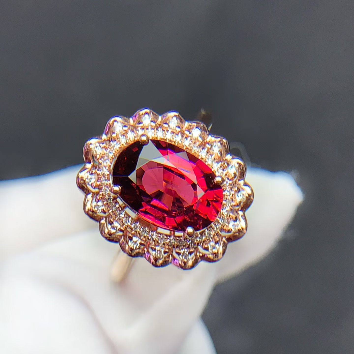 天然卢比莱碧玺戒指18K金镶嵌颜色亮丽火彩耀眼主石：3.0ct