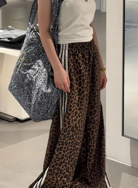Adidas三叶草女子时尚三条纹豹纹印花宽松阔腿裤运动长裤JW7302