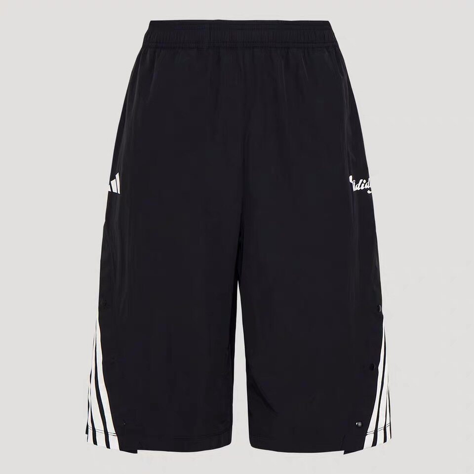Adidas三叶草26年夏季女子足球风三条纹宽松休闲运动短裤KZ2392