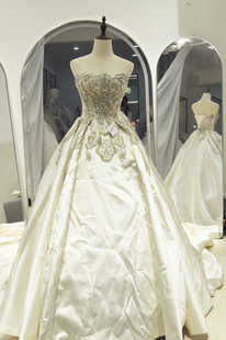 重工法式缎面婚纱2024新款新娘轻奢高端大拖尾2024主纱两穿抹胸