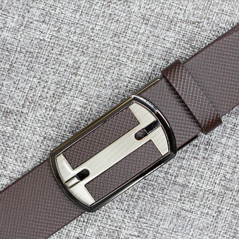 无牙棕色皮带青年字母自动扣皮带