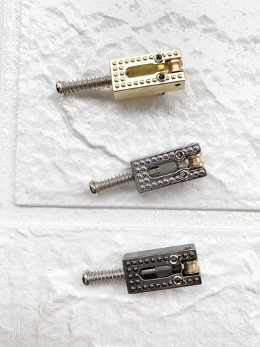 Электрическая гитара Сингл Shake Vibrato Piano Strings Code Saddling Pommel Электро -гитара тянет струны вниз струны полоса полоска блок струны код фортепиано фортепиано пианино