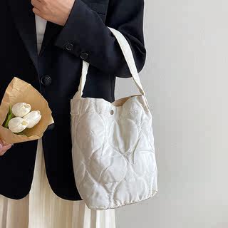 韩国尼龙帆布包手提水桶包女小众设计菱格大容量单肩包菜篮子包