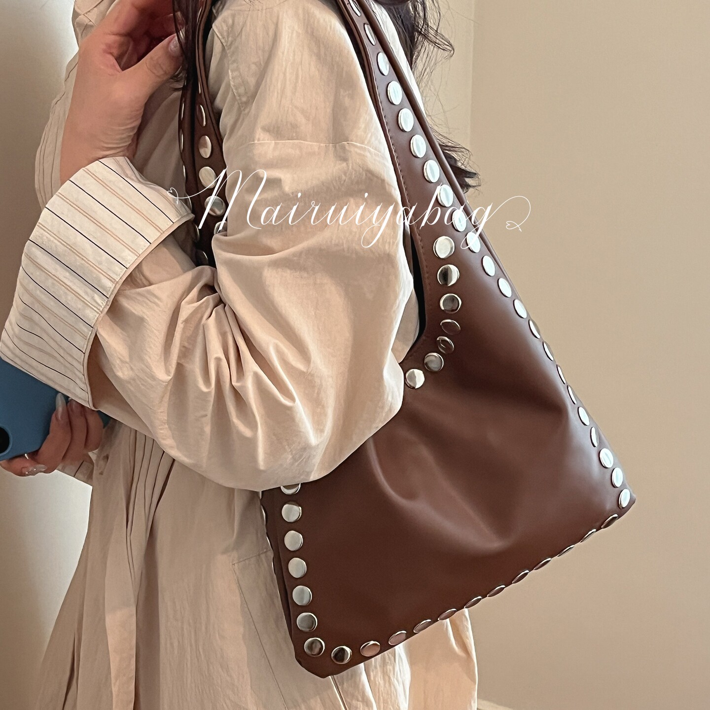 复古铆钉单肩腋下包欧美时尚机车包油蜡皮简约废土风大容量水桶包