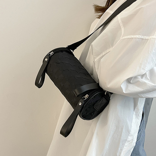 高级质感包包女夏2022新款 格子单肩圆筒包 小众设计宽带斜挎包爆款