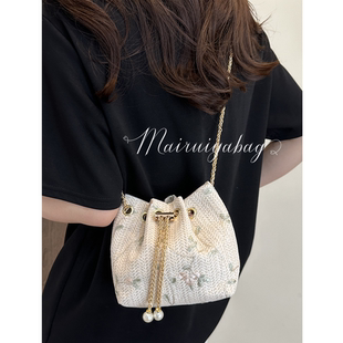 包包女2025小众新款女包绣花草编编织包海边链条单肩斜挎水桶包