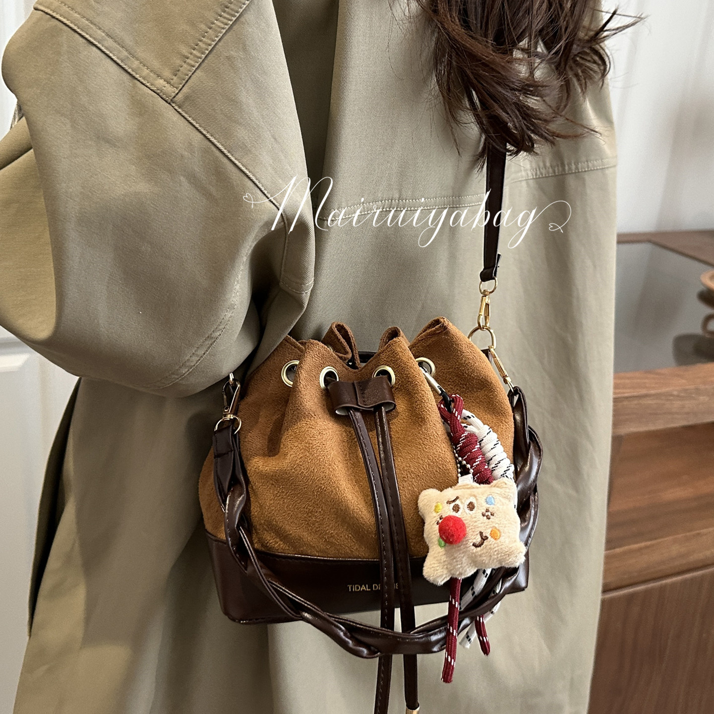 复古麂皮绒编织撞色手提水桶包