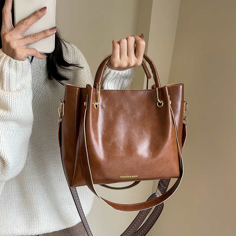 麦瑞雅单肩斜挎包百搭通勤水桶包