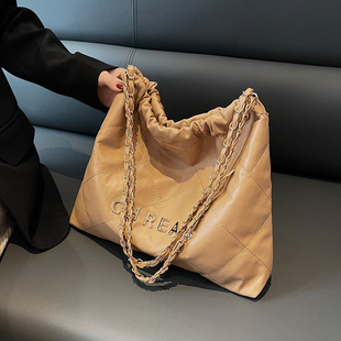 大容量包包女包2022秋冬新款 通勤包单肩包百搭菱格绣线水桶包 时尚