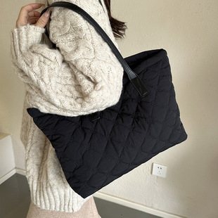 柔软大容量尼龙棉服托特包大包2023新款 百搭上课通勤单肩包 潮时尚