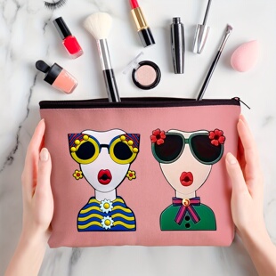 卡通人物印花化妆品便携收纳包可爱拉链手拿袋上课零钱学生小包