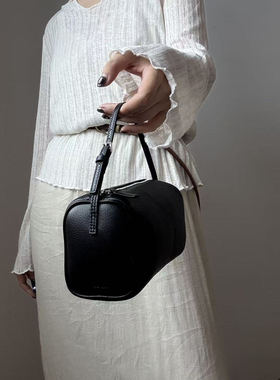 TR极简90s新款真牛皮羊皮单肩斜挎手提小笔筒包波士顿枕头笔袋