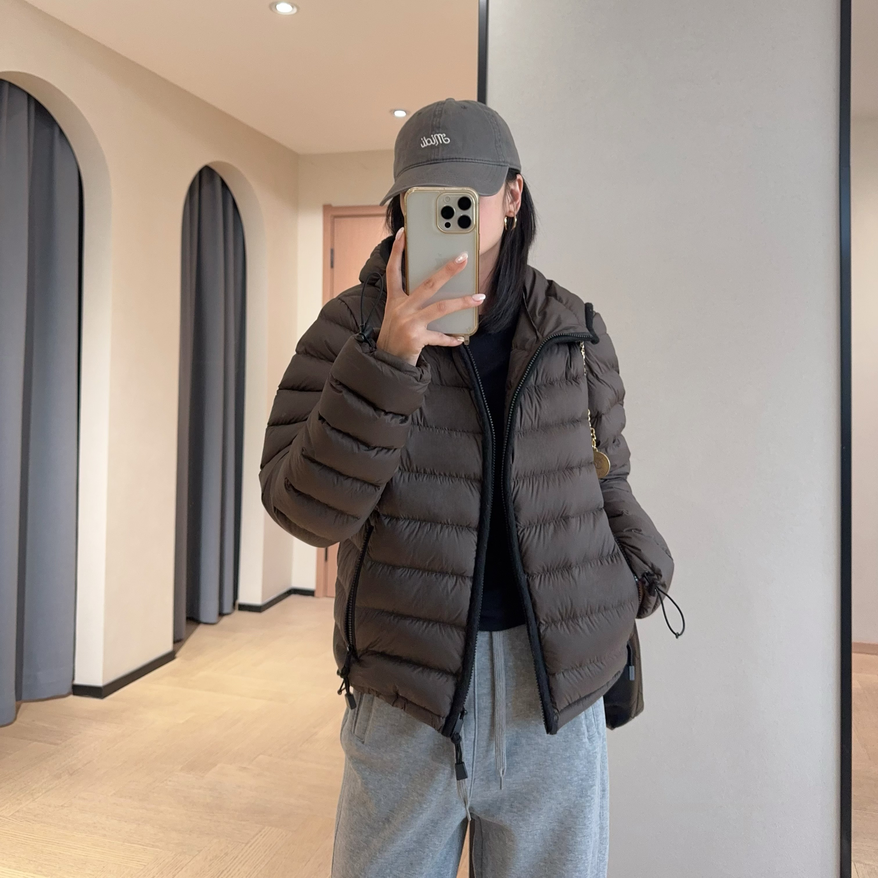 miu95白鹅绒三防排骨连帽羽绒服图片