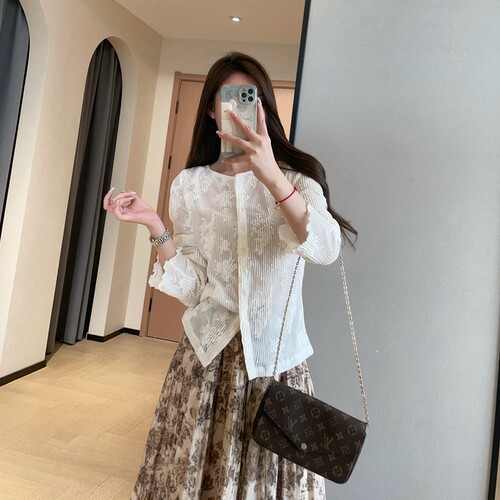 WTHEONE甜美氛围感浮雕花卉蕾丝修身显瘦微喇长袖上衣女2026新款