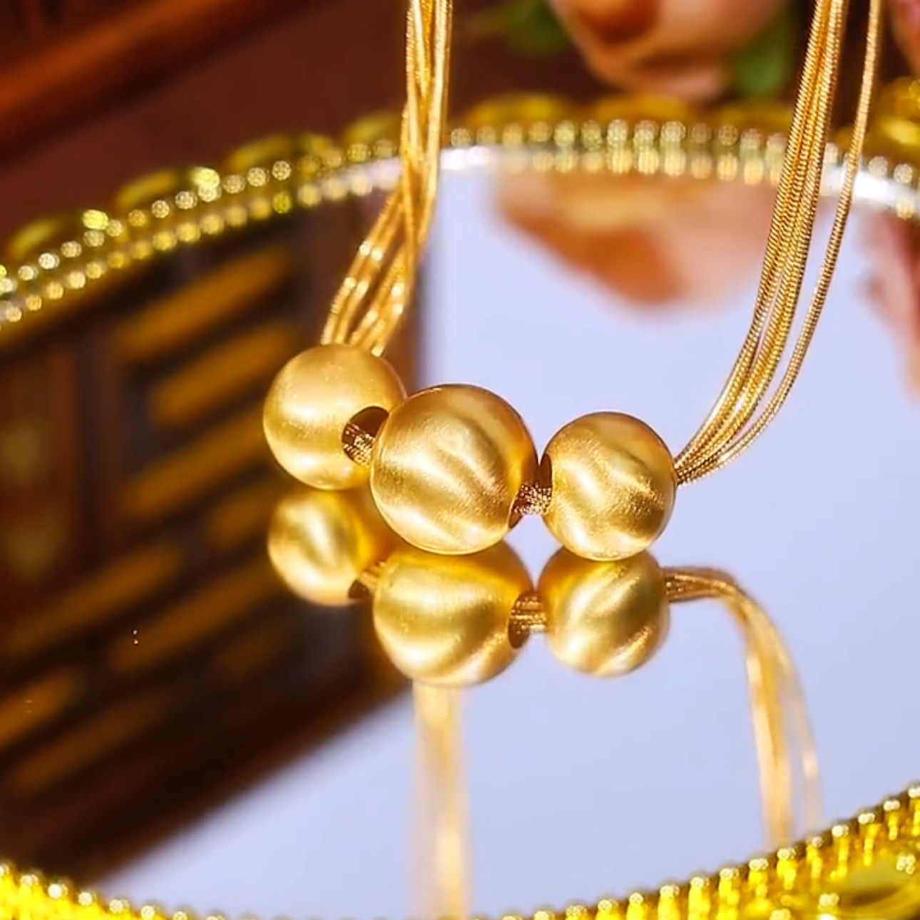 拉丝流光猫眼项链金色2025新款个性女款轻奢小众吊坠高级感轻奢