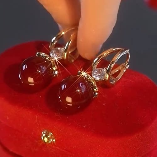 2025秋冬新款优雅红色珠珠克拉耳扣耳环女设计感防过敏时尚耳坠潮