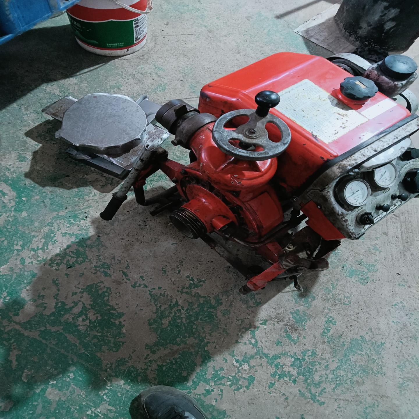 东发手抬消防泵型号图库房里闲置多年油箱里很脏要清理【议