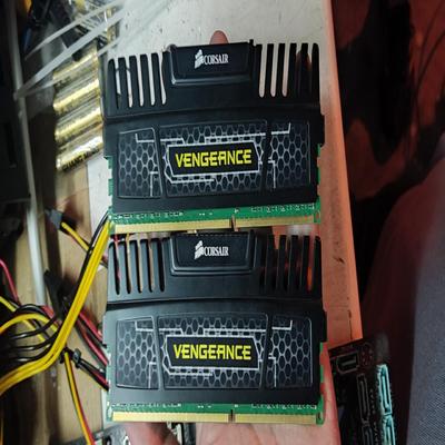海盗船ddr3 1600 8g 内存条  是4+4【议价】