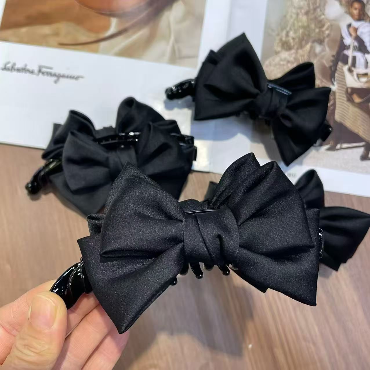 随手一捏就好看的香蕉夹黑色双面缎面蝴蝶结竖夹秋冬后脑勺盘发夹