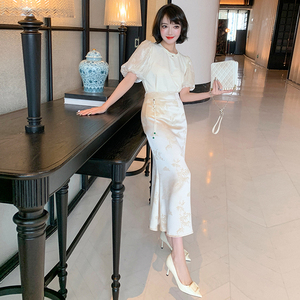 MIUCO光泽感泡泡袖烫钻T恤+提花盘扣玉坠鱼尾半裙套装