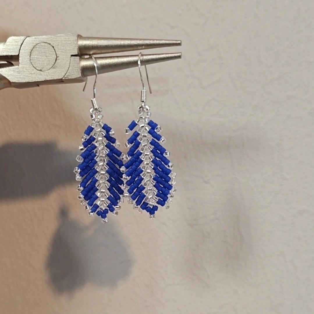 手工串珠可爱磨砂珠子蓝色羽毛耳钩耳坠