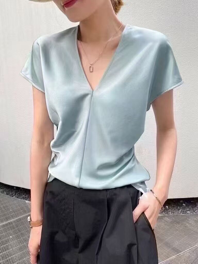 新款上衣夏日风情，V领设计上衣图片