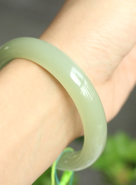 （无棉杂裂）新疆和田玉晴水湖水绿手镯白晴茶晴果冻底青玉