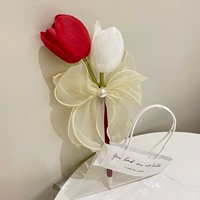 Красные белые тюльпаны