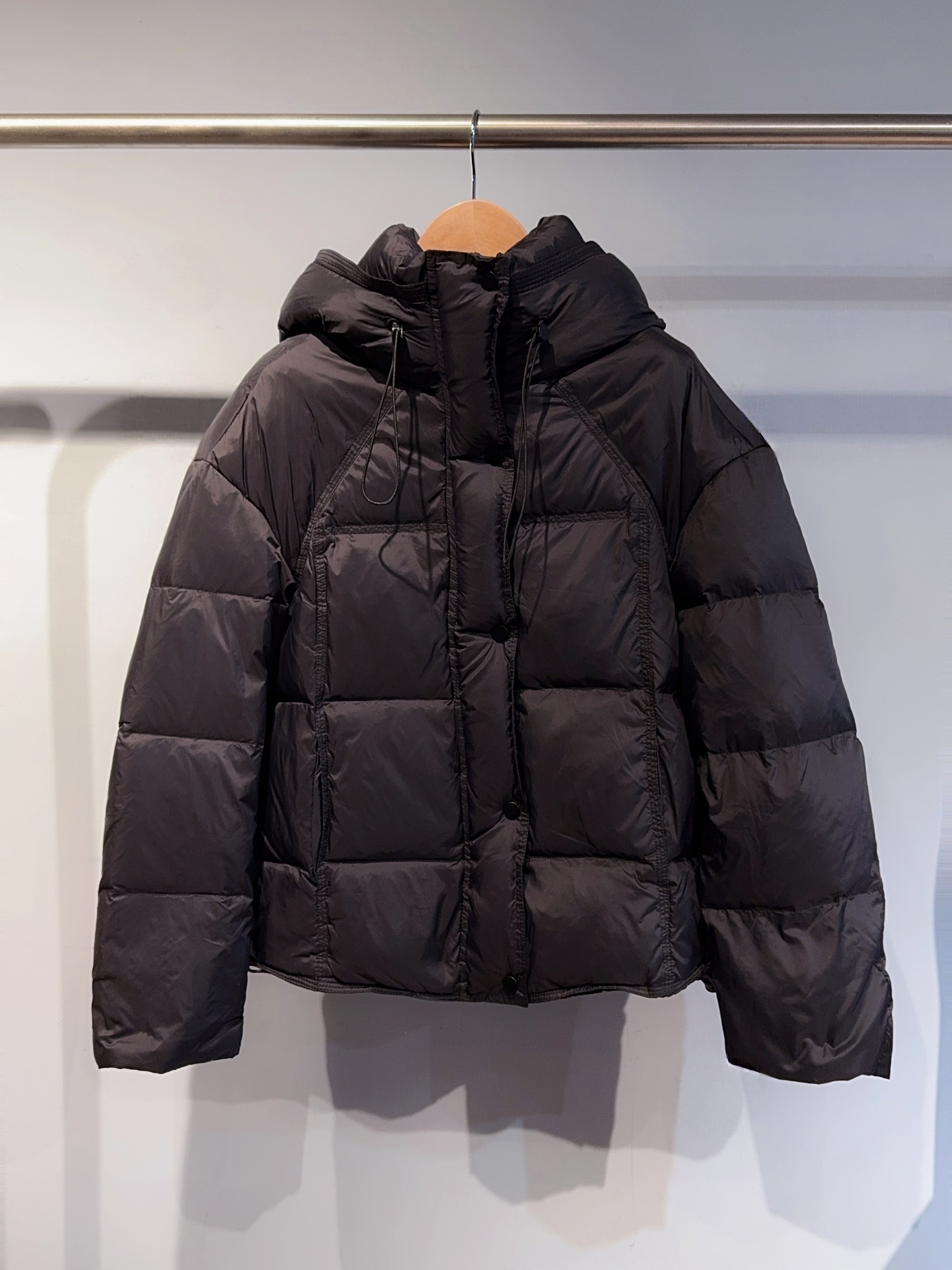 2025冬季新款简约泡芙白鸭绒连帽面包服羽绒服外套女