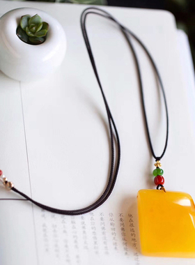 碧雅 俄料天然满蜜鸡油黄方牌吊坠平安无事牌项坠毛衣送链13.88g