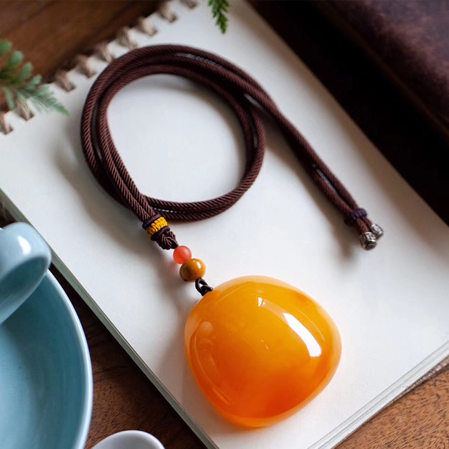 碧雅俄料天然鸡油红水滴形大蛋面吊坠高档收藏女款送绳32.51g证书