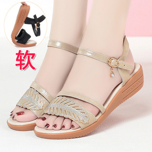 夏季新款全牛皮女士真皮大码平底软底防滑中老年妈妈414243凉鞋女