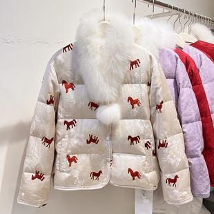 2025新款气质显瘦圆领送毛毛围巾印花刺绣加厚短款国风羽绒服女