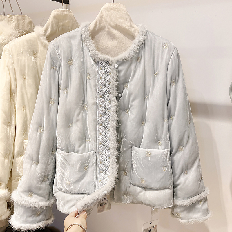 2025新款气质圆领真毛刺绣拼接编织加厚短款国风羽绒服外套女冬