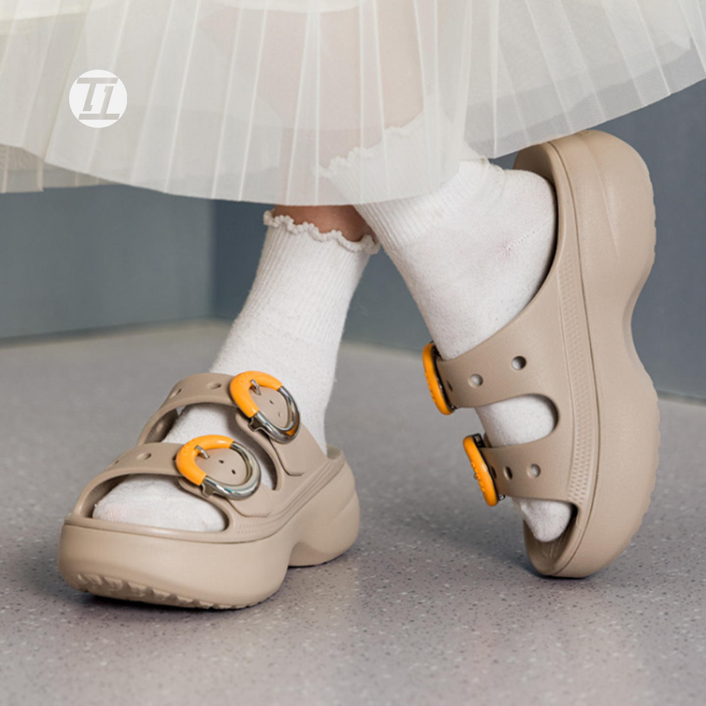 卡骆驰Crocs卡其色经典云朵