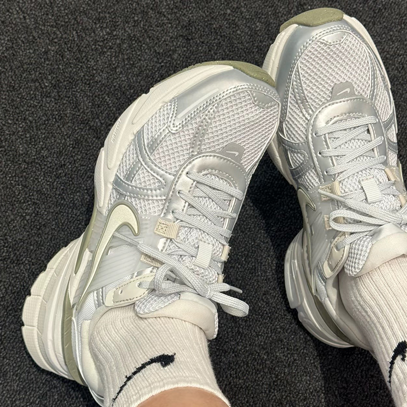 耐克Nike跑鞋轻便网眼老爹鞋