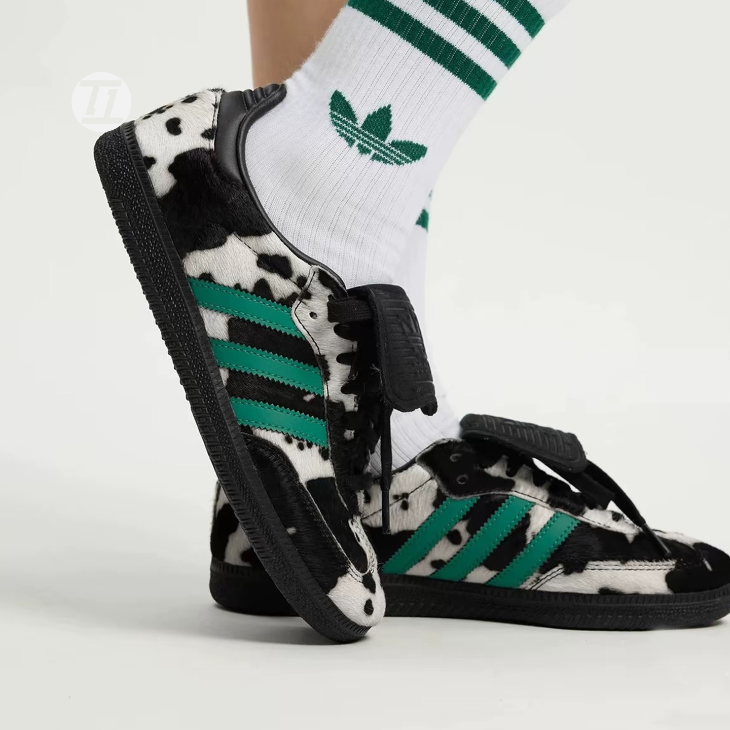 阿迪达斯女款低帮休闲德训鞋